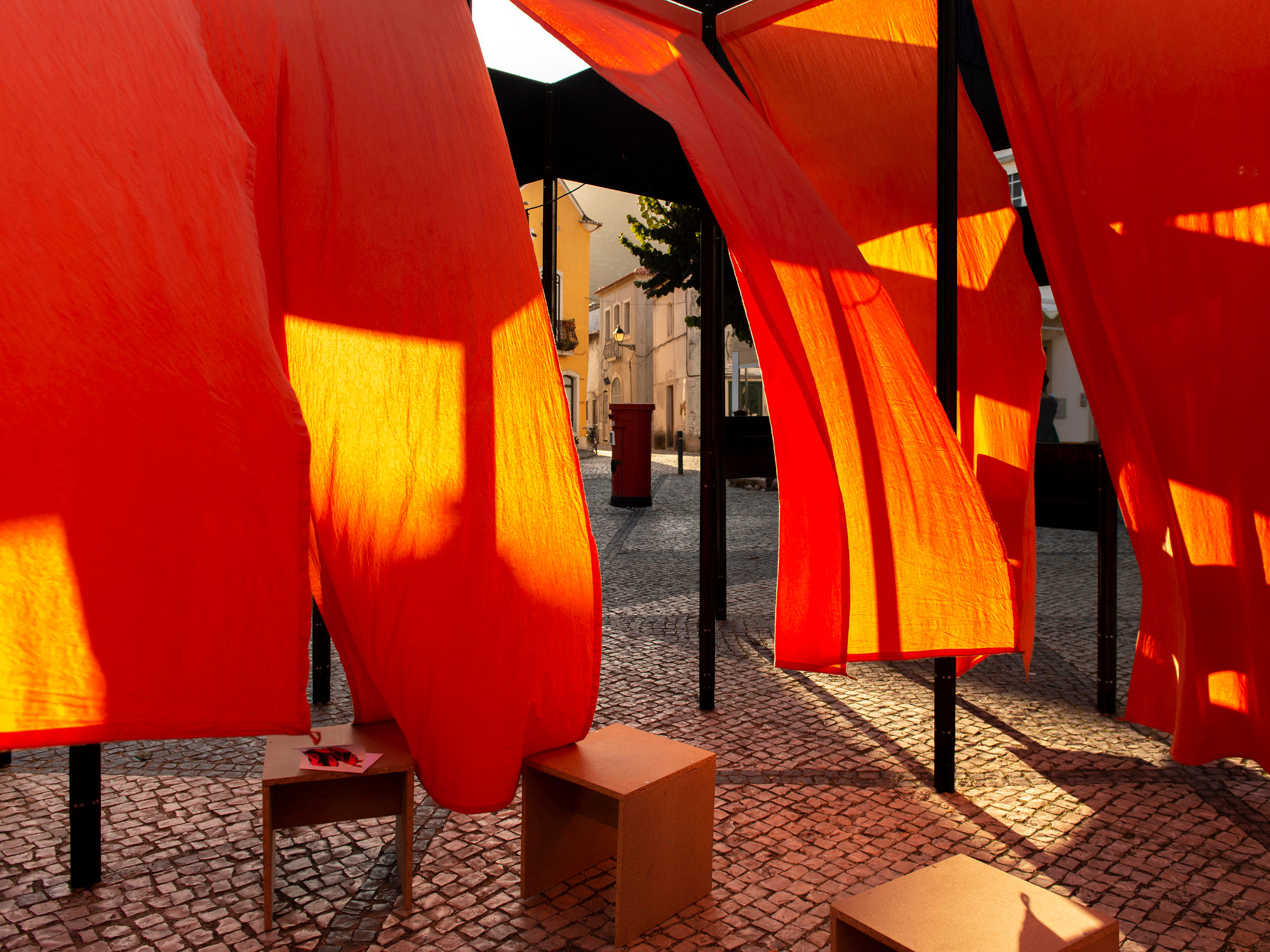 Entstanden aus einem Workshop für Studierende, bereicherte der Pavillon „Alberto“ das Stadtzentrum der portugiesischen Stadt Minde im Sommer 2019.