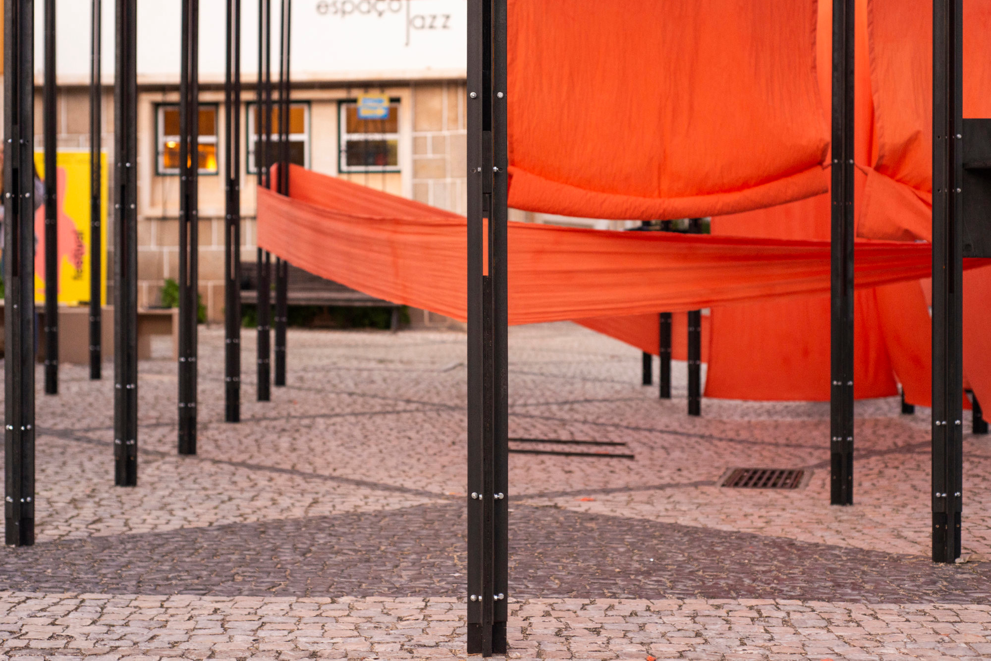 Dem Festival für zeitgenössisches Theater, Musik und Performance diente der Pavillon als schattenspendender Treffpunkt, mit Ticket- und Buchverkauf.
