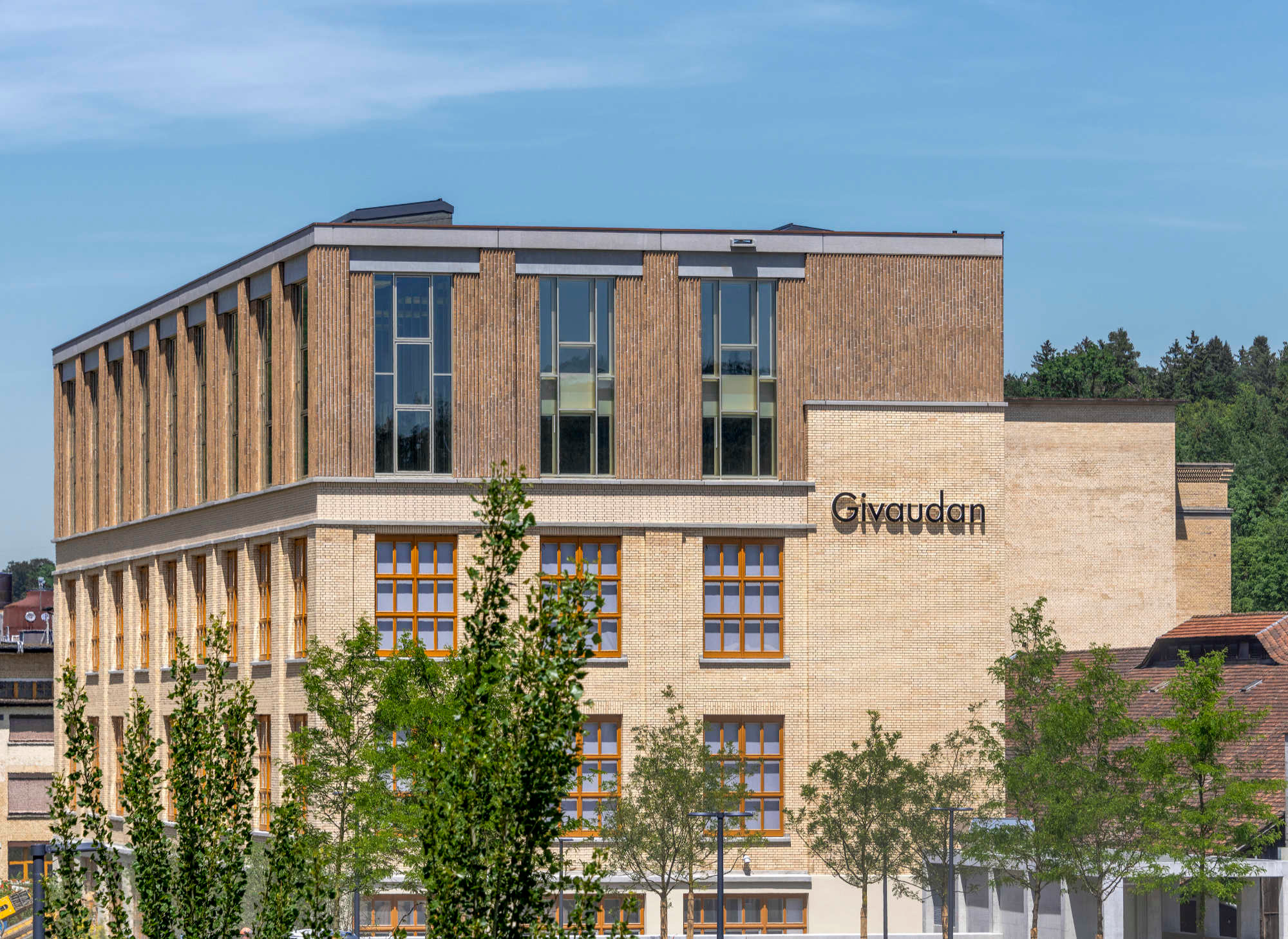 Südfassade: Optisch setzt sich die Klinkerfassade im Bereich der Aufstockung zwar fort – im Gegensatz zu den massiven Backsteinmauern des Altbaus kommt hier jedoch eine Hybridkonstruktion zum Einsatz. 