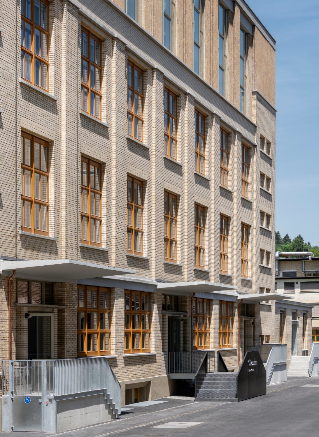 Ostfassade: Eingangssituation Fabrikstraße