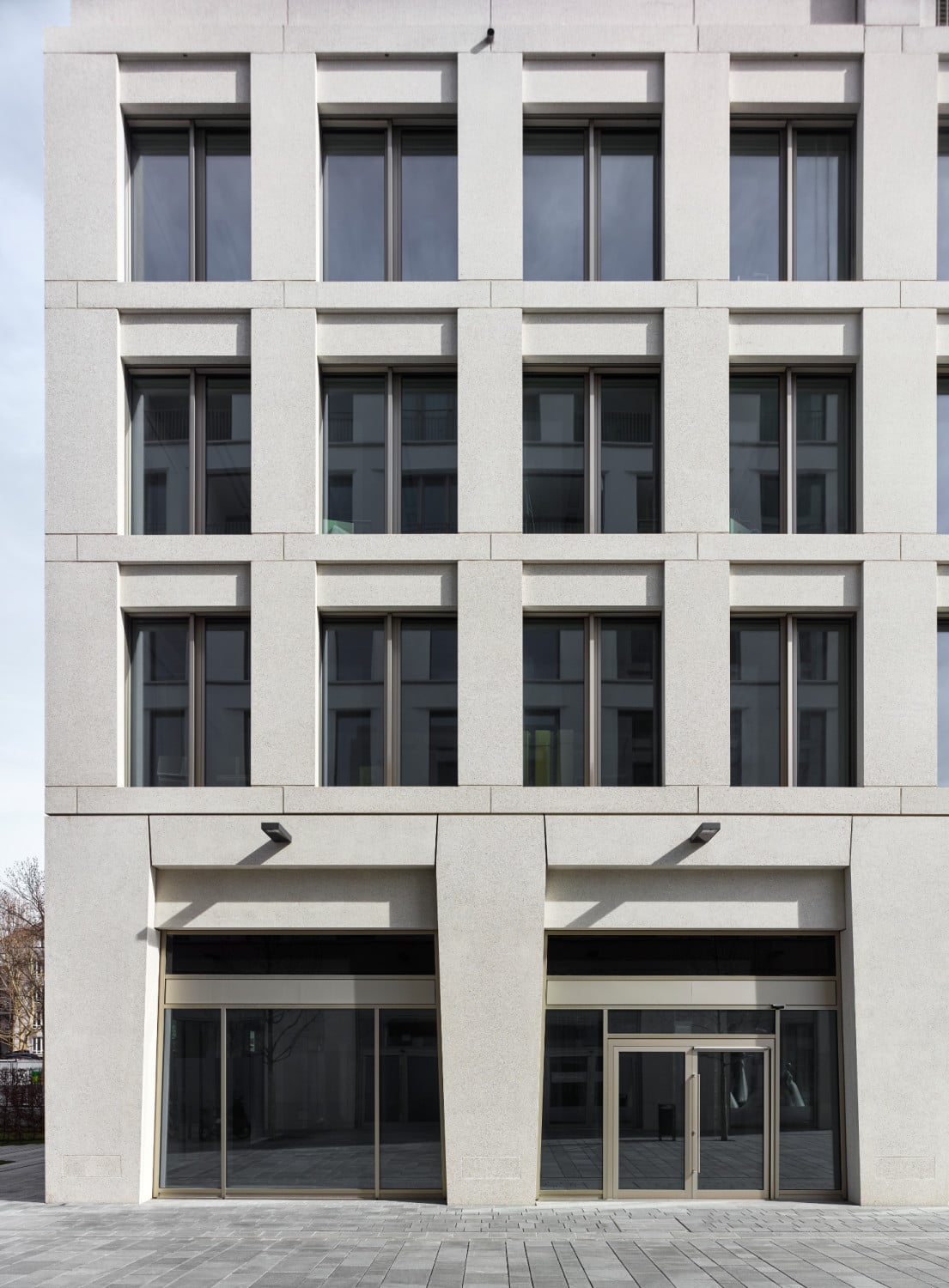 Die Gestaltung der Fassade im Erdgeschossbereich soll auf die frühen Hochhäuser des 19. Jahrhunderts Bezug nehmen.