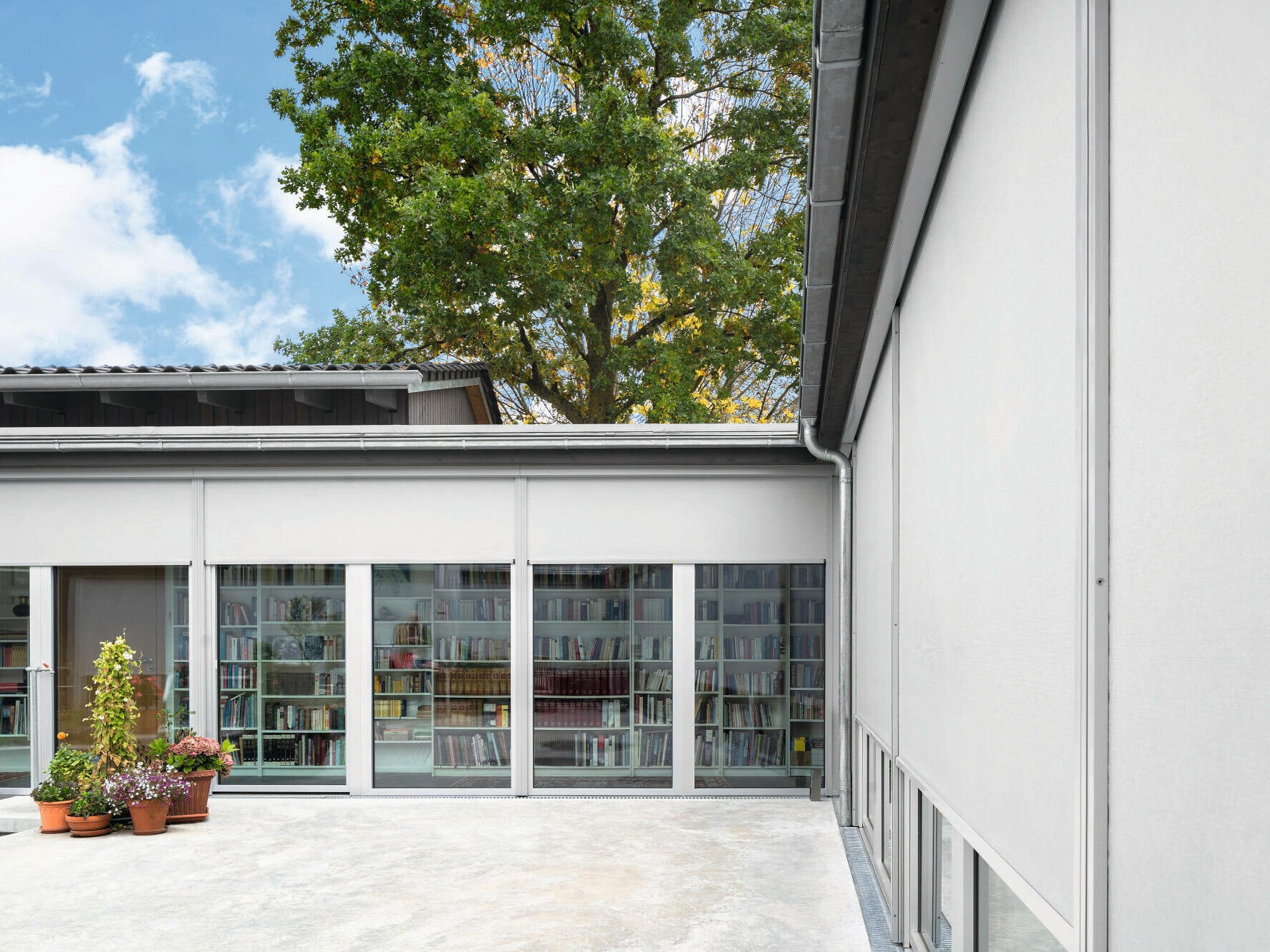 Ein glattes Tuchbild und hohe Windstabilität zeichnen die seitlich geführte Fensterbeschattung zip_2.0 von MHZ aus.