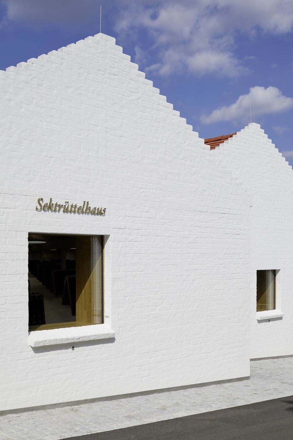 Die Giebel der Ostfassade sind mit weiß gestrichenem Klinker verkleidet.
