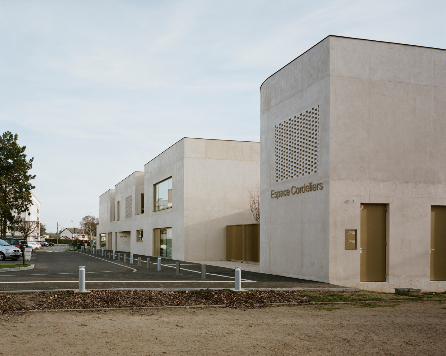 Es ersetzt ein in die Jahre gekommenes Bestandsgebäude und wurde von Ateliers O-S Architectes aus Paris geplant.