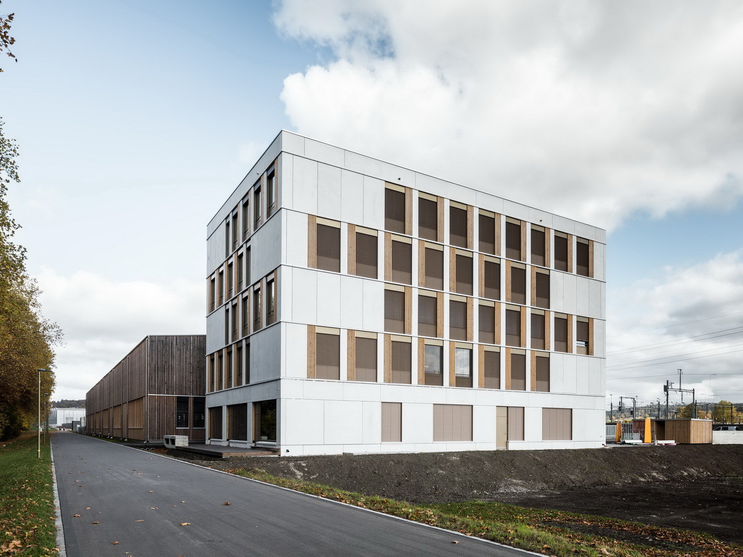 Glasfaserbetonelemente prägen das Gesicht des Bürogebäudes für die 3-Plan Haustechnik.
