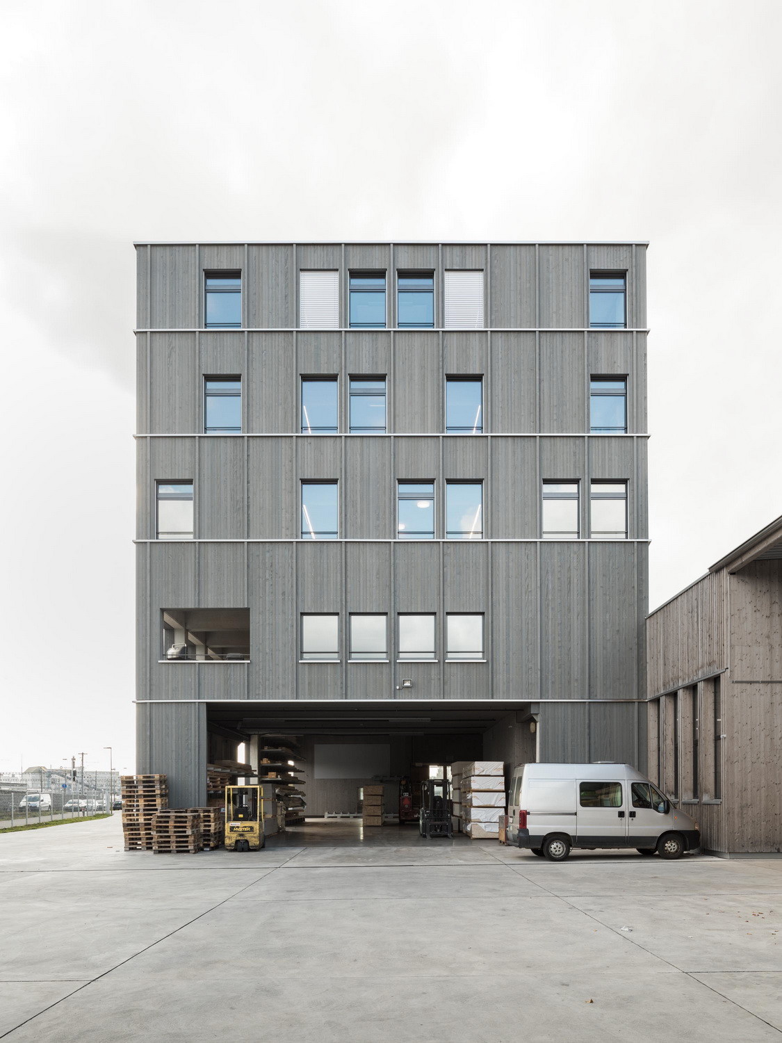 Die Fassade des Bürogebäudes der Zimmerei Baltensperger besteht aus vorgegrauter Weißtanne.