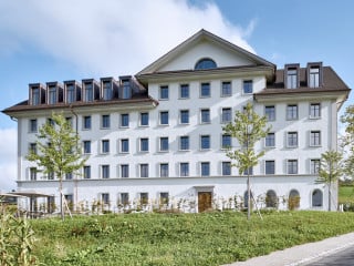 Im 19. Jahrhundert als Waisenhaus erbaut, dient das umgebaute Gebäude in Ruswil, westlich von Luzern, nun als Gästehaus für Kursteilnehmer des firmeneigenen Fortbildunsgzentrums.