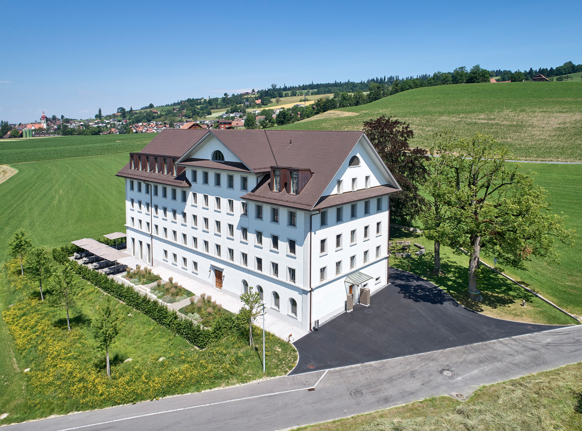 Der 1840 errichtete Bau befindet sich in direkter Nachbarschaft des Betriebsgeländes von dem Baustoffhersteller Siga.