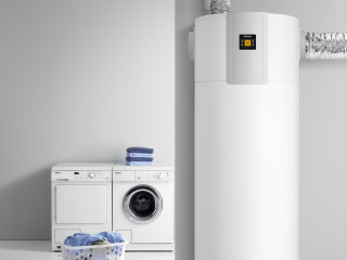 Die Warmwasser-Wärmepumpe WWK electronic von Stiebel Eltron kann platzsparend aufgestellt werden und erreicht die Energieeffizienzklassen-Einstufung A+.