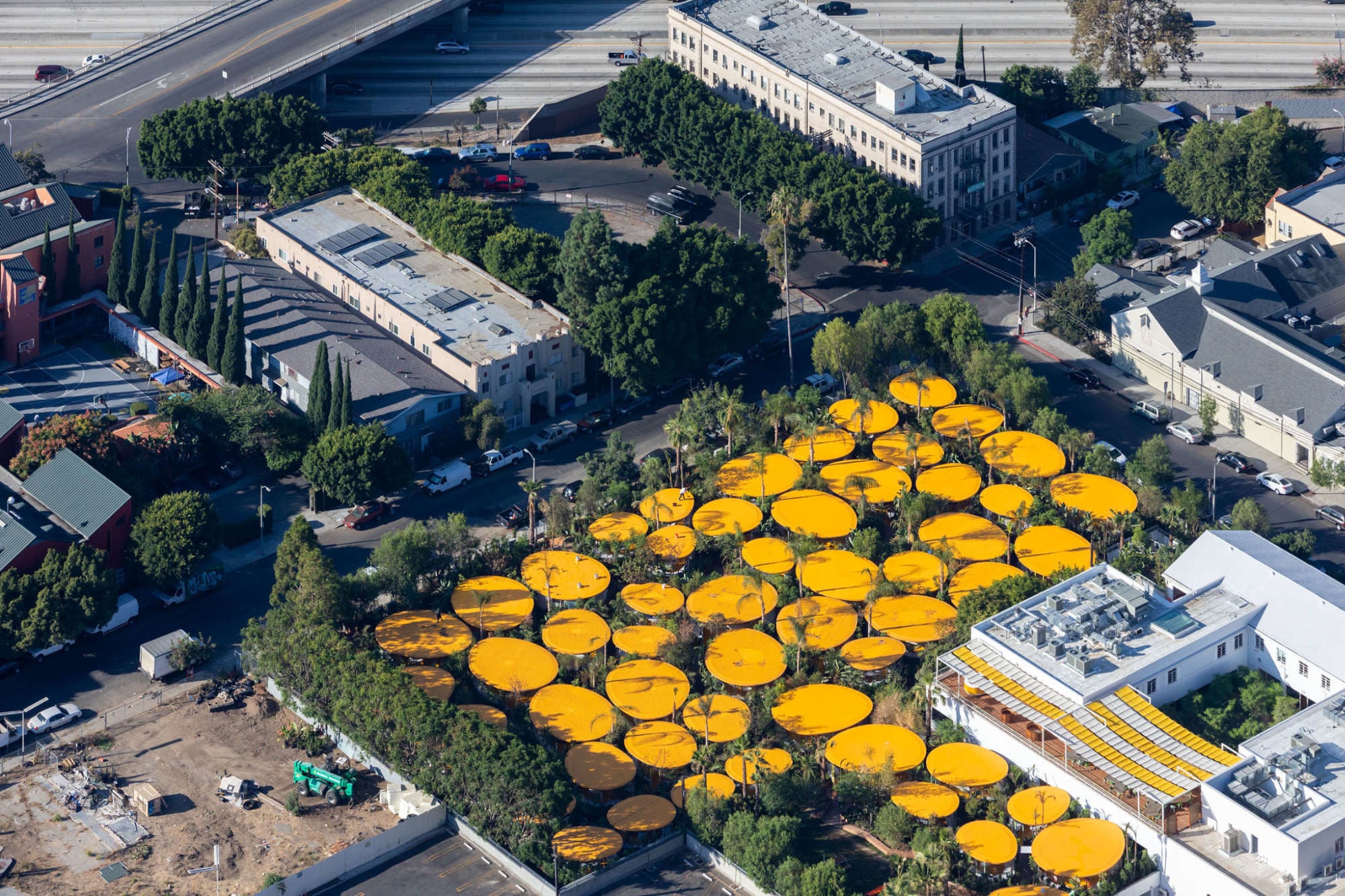 Sechzig ovale Bürobungalows mit knallgelben Dächern nebst einem Bestandsgebäude aus 1960er-Jahren bieten Platz für über 1.200 Arbeitsplätze.