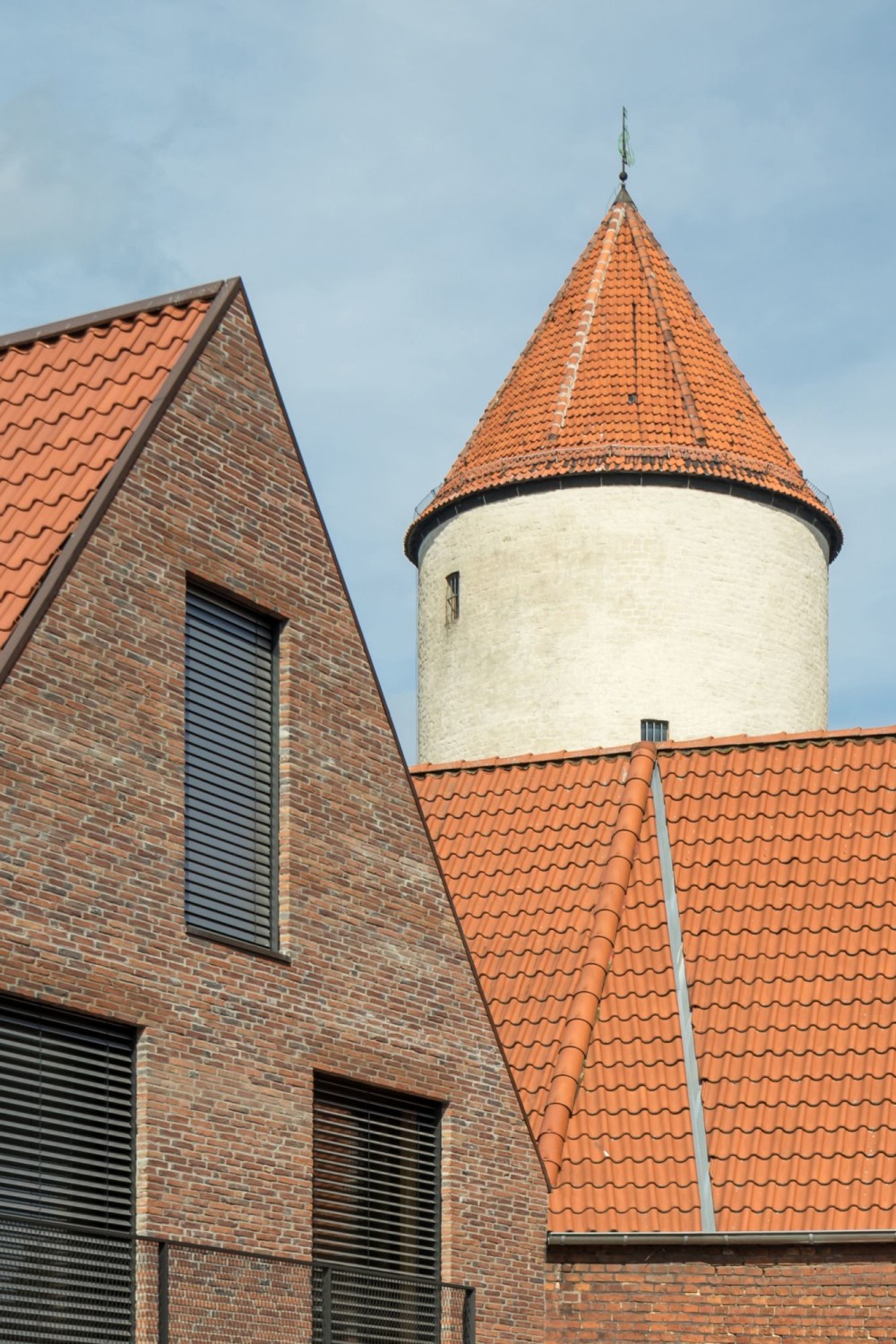 Rückseite des Hauses mit dem Buddenturm im Hintergrund