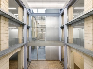 Im vierten Pariser Arrondissement ist ein neues Austellungs- und Ateliergebäude entstanden, das OMA für die Lafayette Stiftung entworfen hat. Layette Anticipations befindet sich im Hof des Bestands.