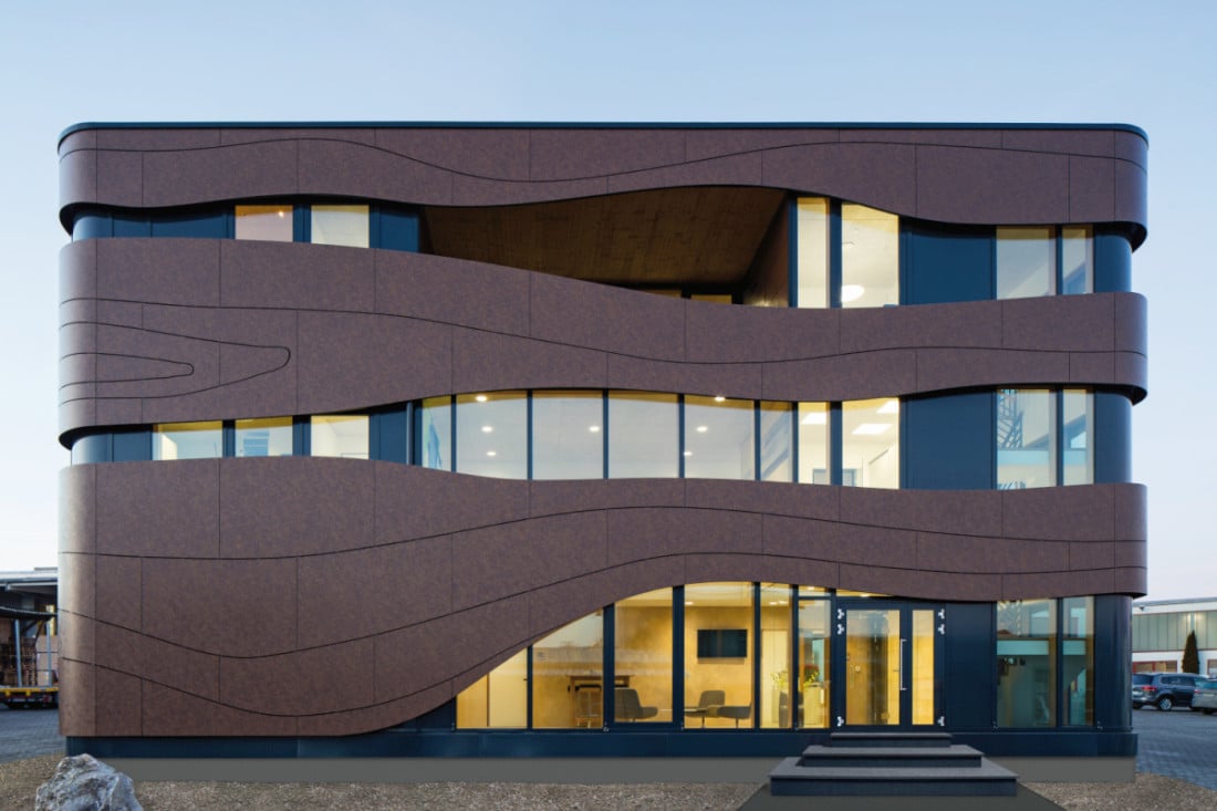 Südöstliche Eingangsseite: Im zweiten Obergeschoss gibt es eine Loggia für die Mitarbeiter.
