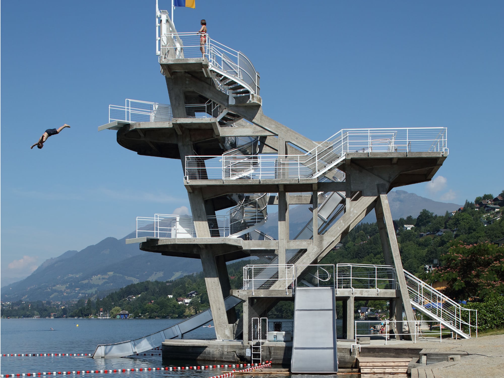 Der Sprungturm am Millstätter See in Kärnten war schon bei seiner Fertigstellung Anfang der 1930er-Jahre eine Attraktion.
