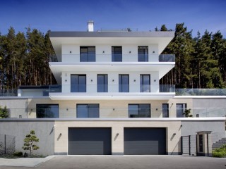 Am Hang und mit freiem Blick in die Oberpfalz ist ein smartes Einfamilienhaus mit 500m² Wohnfläche entstanden. Hinter der klaren Fassade verbirgt sich ein intelligent vernetztes Smart Home.