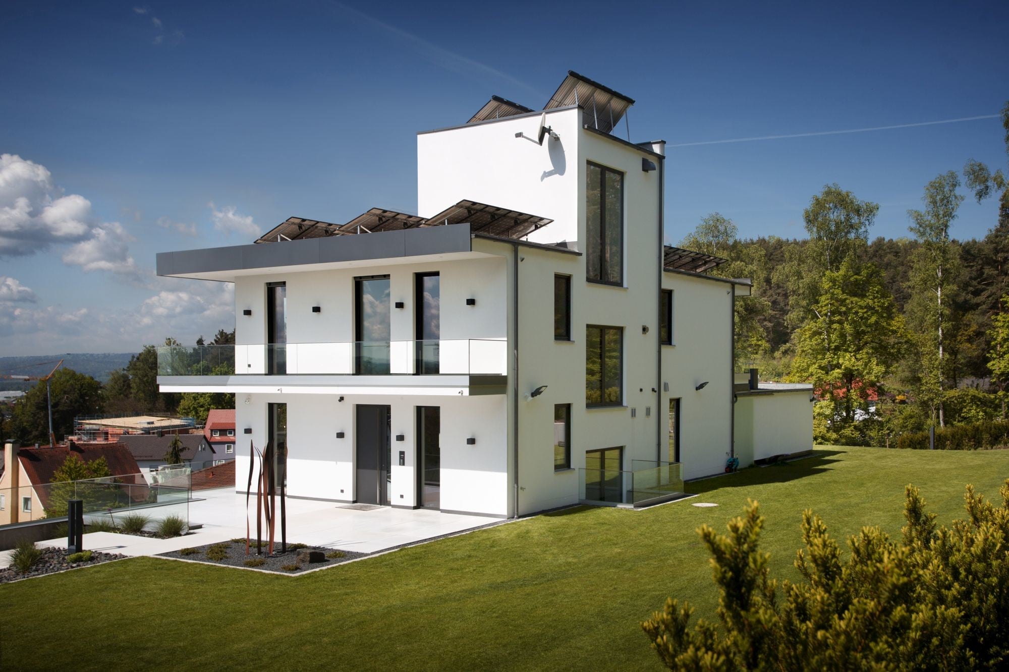 Die Gesamthöhe des vierstöckigen Hauses ergab sich aus der Lage am Hang und dem damit verbundenen Möglichkeit eines weiten Ausblicks in die Landschaft. 