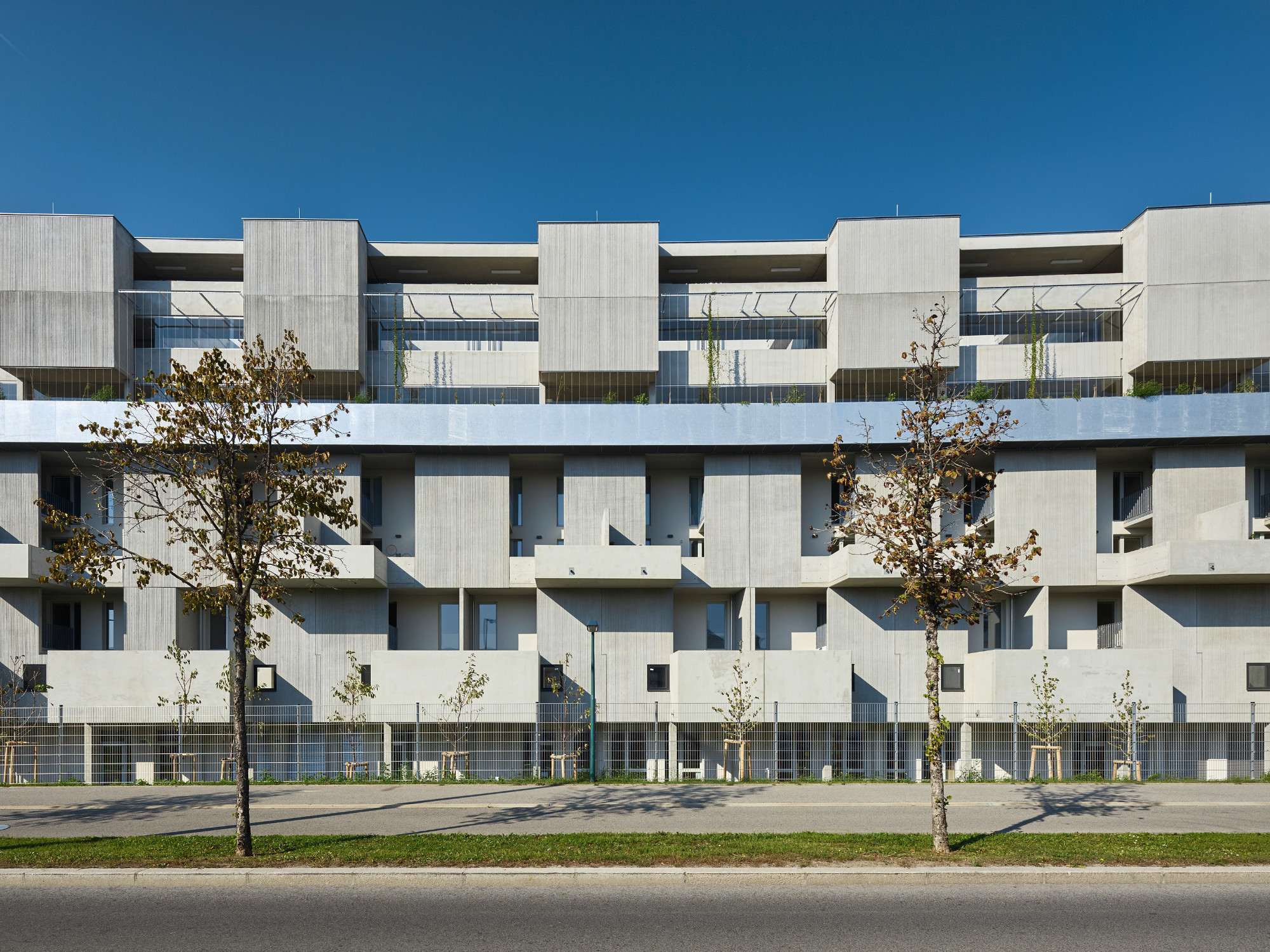 Das Wiener Quartier Florasdorf am Anger sitzt auf einem dreieckigen Grundstück zwischen der Stadtautobahn A22 und der vielbefahrenen Prager Straße.