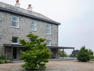 Umgeben von Wiesen und Feldern mit sanfter Neigung zum Meer thront das umgebaute Devon House.