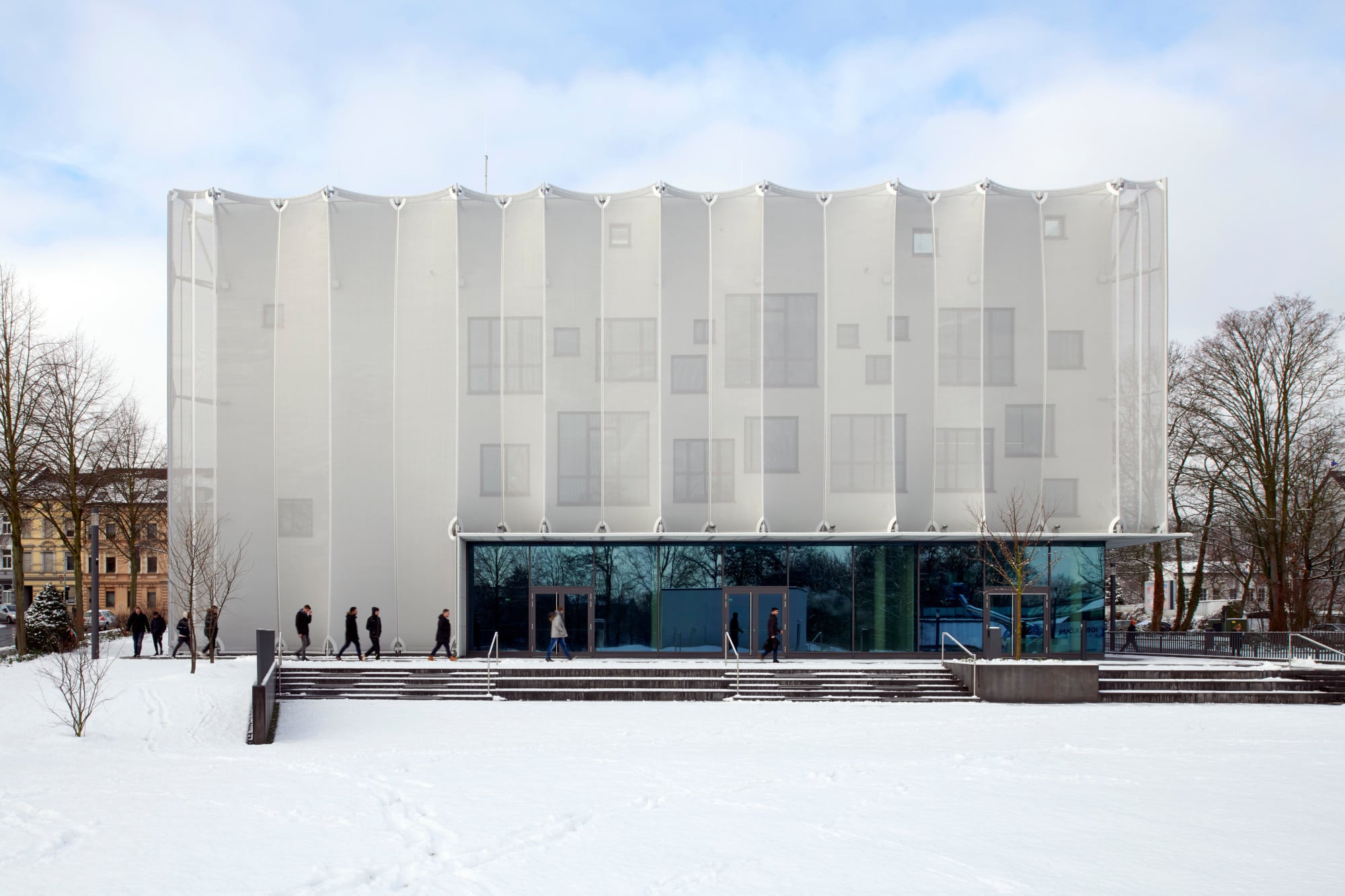 Aula und Foyer im Erdgeschoss blieben von der Textilfassade ausgespart.