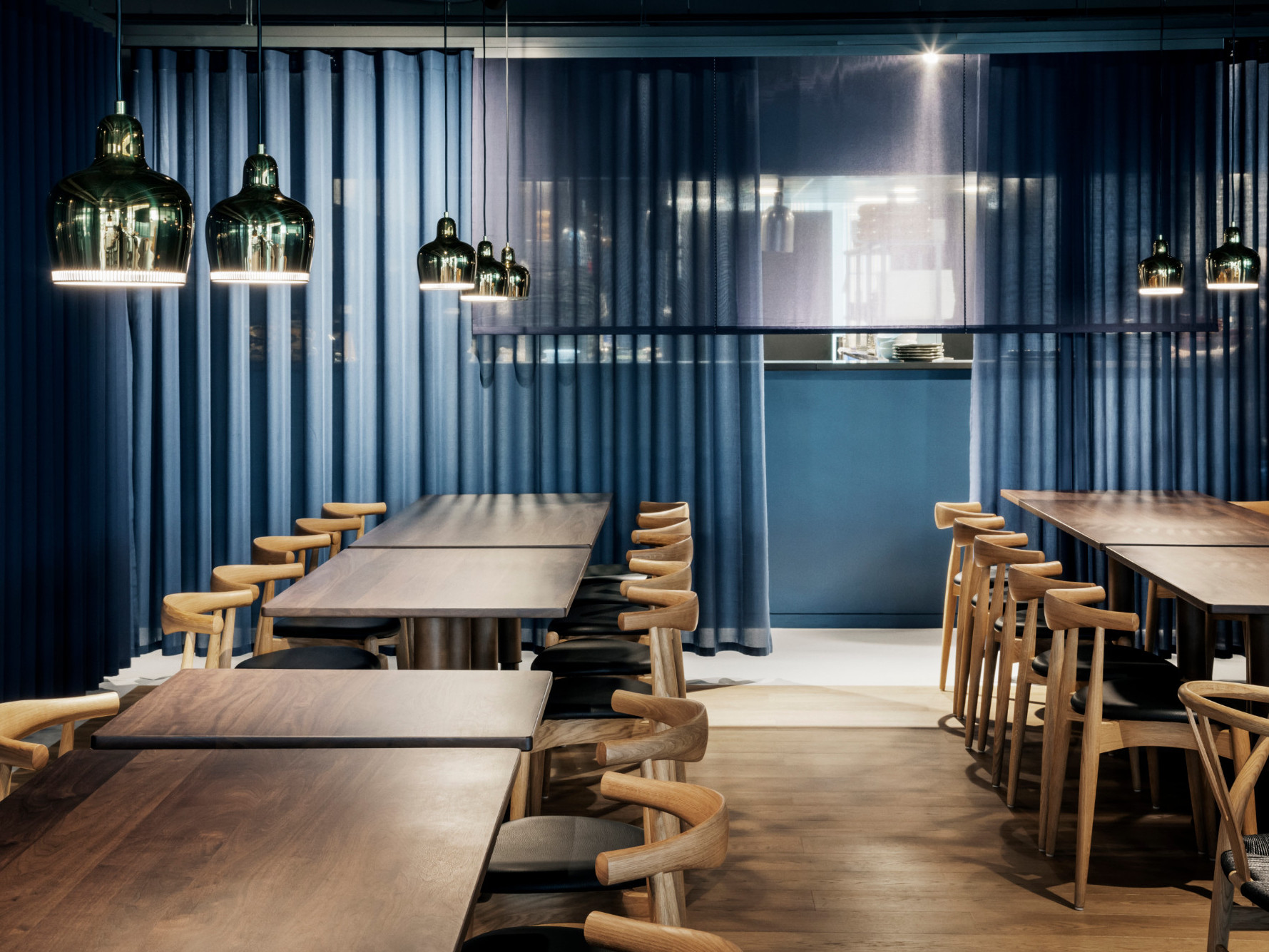 Für das neue Lokal vom Sticks'n'Sushi in Oxford entwarfen die Planer vom Büro Neri&Hu einen besonderen Innenraum:  Die japanisch-dänische Gaststätte zeichnet sich durch geschwungene Linien, klare Formen und zurückhaltende Farben aus.