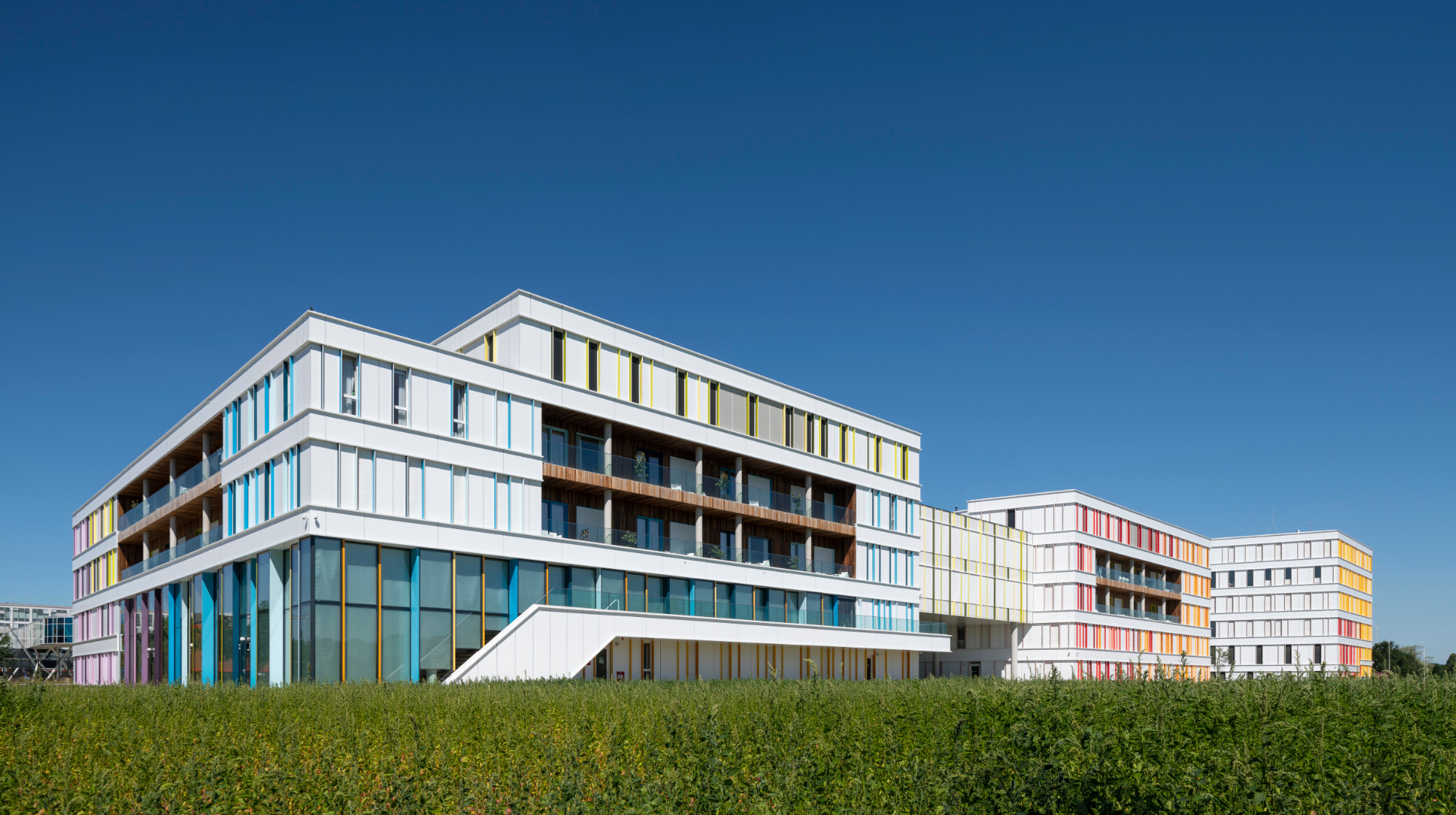 Für die Planung des Gebäudes zogen LIAG Architekten die Expertise eines Kinderpsychologen hinzu, während der Innenausbau von MMEK in Austausch mit verschiedenen Interessensgruppen wie etwa Patienten, Angehörigen und dem medizinischen Fachpersonal entwickelt wurde.