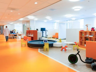 Beim Krankenhausneubau Zentrum für Kinderonkologie in Utrecht ist es gelungen, eine Umgebung zu schaffen, die hohen medizinischen Standards entspricht und in der sich Patienten zudem wohlfühlen können.