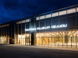 Das Bauhaus-Museum in Dessau wurde vom Architekturkollektiv Addenda Architects aus Barcelona entworfen. Die Idee: ein schwebender Riegel aus Beton in einer gläsernen Hülle.