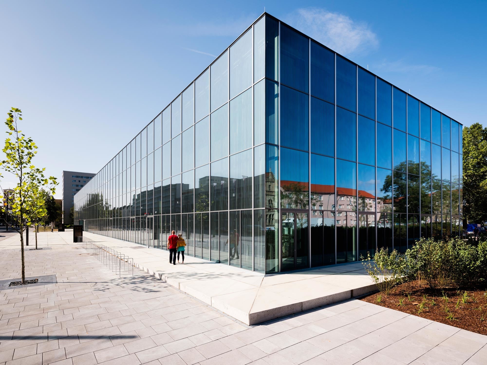 Tagsüber spiegelt die gläserne Hülle vor allem die Umgebung des zentral und am Rand vom Stadtpark gelegenen Museums. 