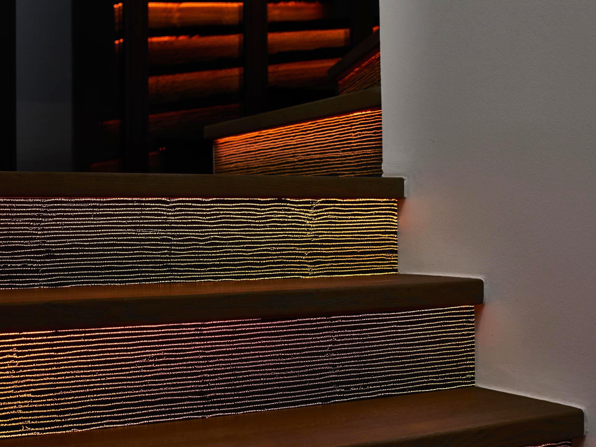 Lucem stellt LED-Lichtbetonplatten her, die Wände und Treppenstufen zum Leuchten bringen.
