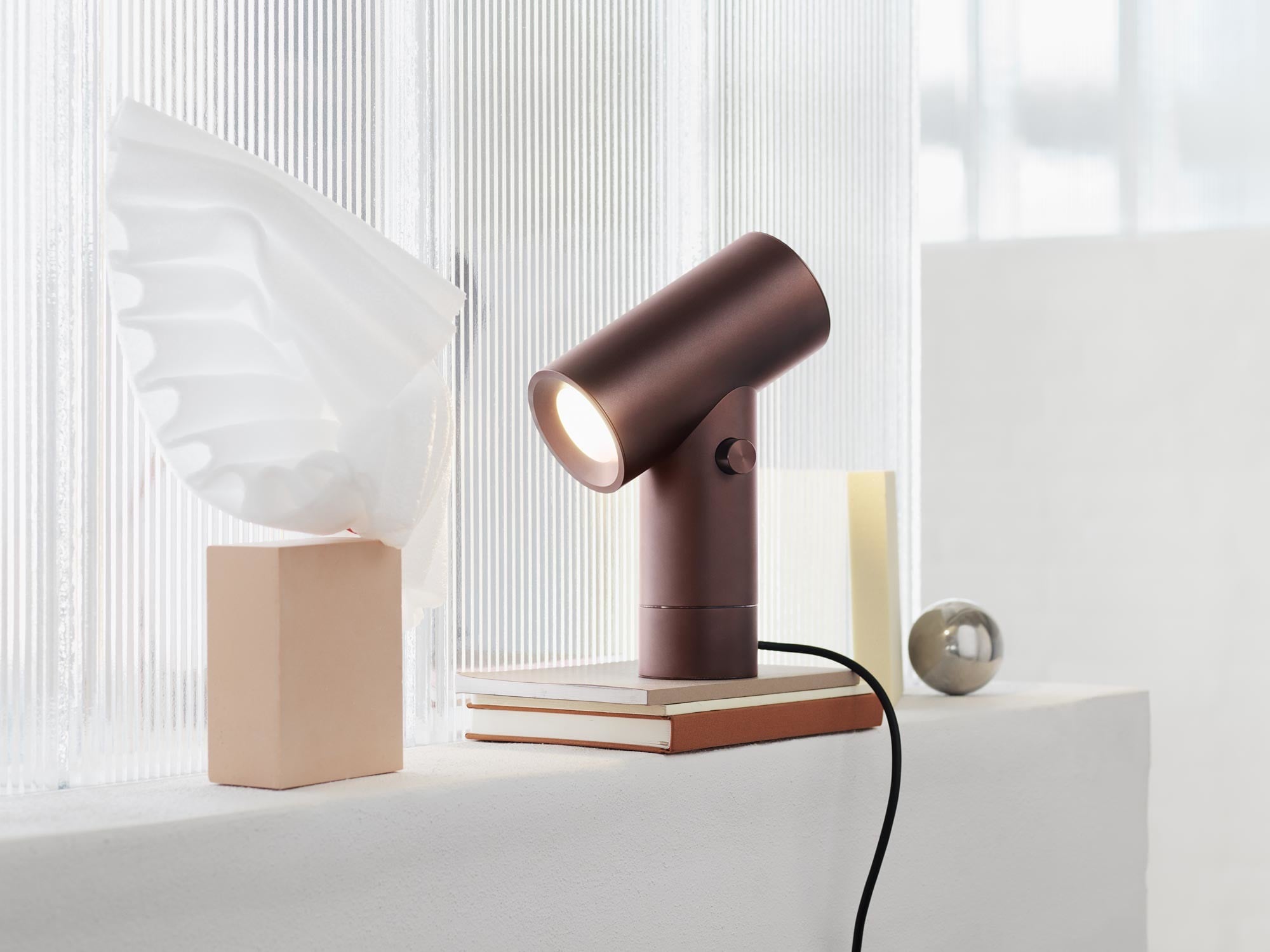 Beam Lamp ist eine Tischleuchte des dänischen Labels Muuto, die der kanadische Designer Tom Chung entworfen hat.