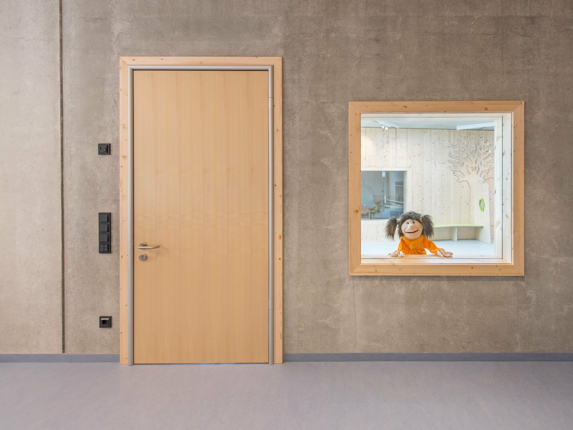 Im Zusammenspiel verschiedener Gerade Kinderfinger sind schnell zwischen Türkante und Zarge eingeklemmt oder gequetscht. Abhilfe können Fingerschutztüren schaffen, wie sie die Firma Küffner zur Verwendung in Schulen und Kindertagesstätten entwickelt hat. 