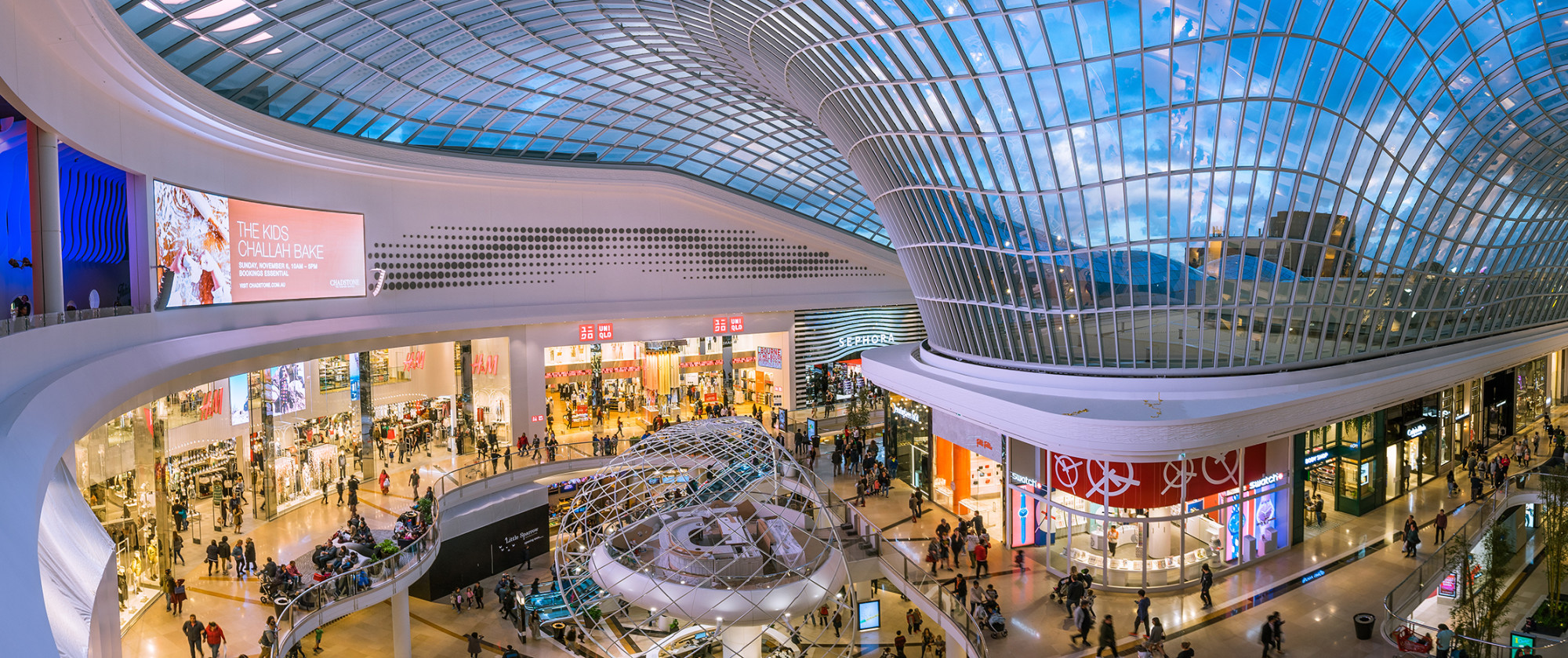 Am freigeformten Glasdach der Shoppingmall Chadstone in Australien gleicht keine der Isolierglaseinheiten der anderen. Das thermoplastische Randverbundsystem sorgt bei den kaltgebogenen Isoliergläsern für dauerhafte Gasdichtigkeit.
