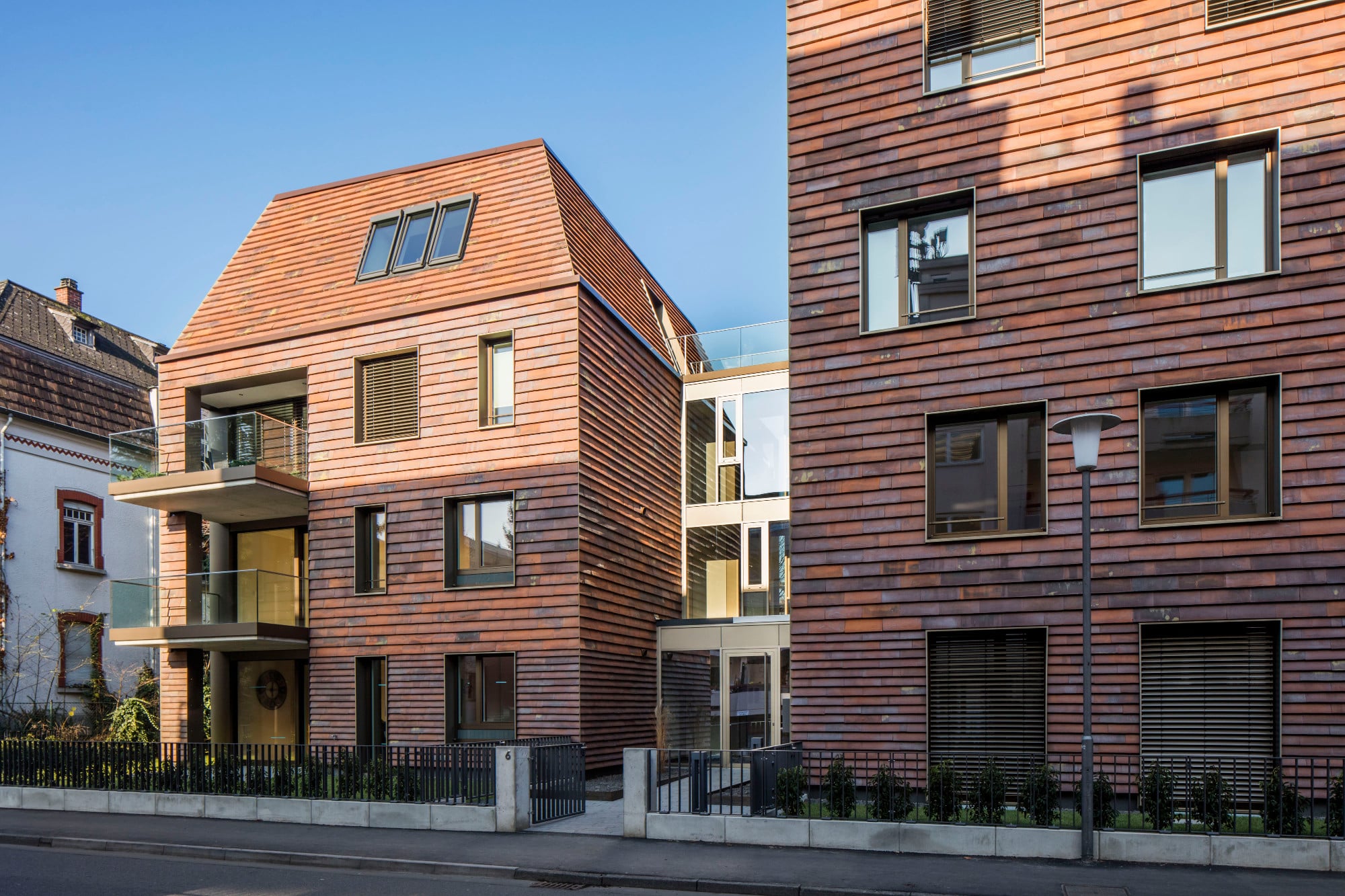 Die beiden freistehenden Baukörper orientieren sich in Volumen und Kubatur an den umgebenden Gründerzeitvillen. 