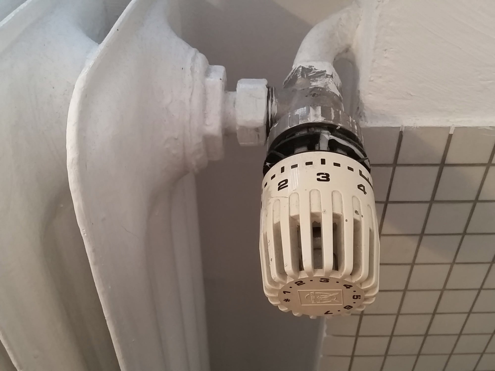 Von den vielen verschiedenen Möglichkeiten zur technischen Umsetzung der Einzelraumregelung ist das Thermostatventil am Heizkörper die bekannteste. 