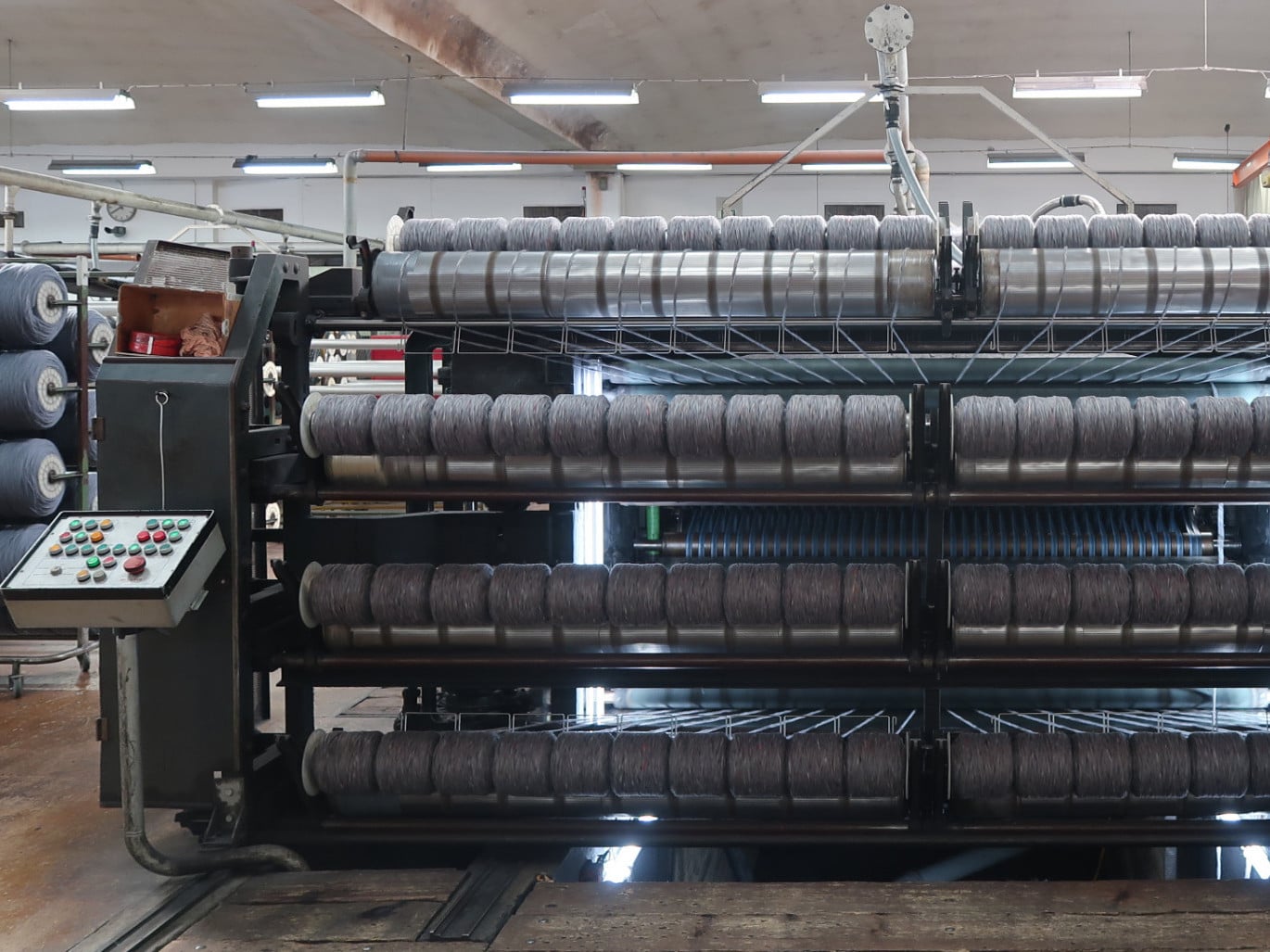 In dem Forschungsprojekt Texcycle, eine Kooperation zwischen der Hochschule Luzern, dem Altkleiderverwerter Texaid und dem Unternehmen Coop wird nach Wegen gesucht, um alte Kleidung hochwertig wieder zu verwerten.