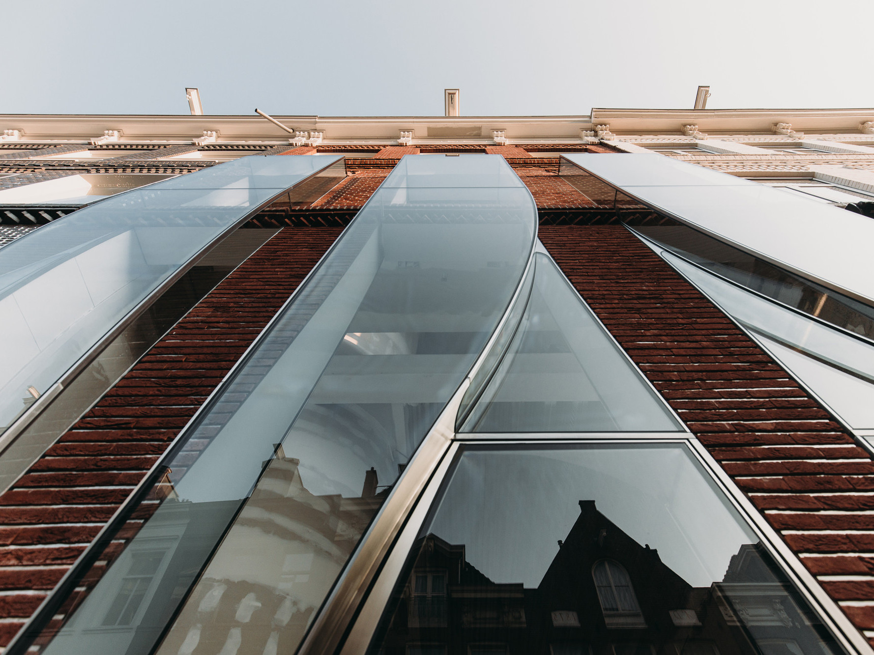 In der Fassade des Bekleidungsgeschäftes The Looking Glass von UNStudio verbinden sich Mode und Architektur in einer fließenden Geste.