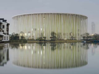 Wie ein abstrahierter Bambushain steht das Taihu Show Theatre, geplant von SCA Steve Chilton Architects, am Ufer eines kleinen Sees.