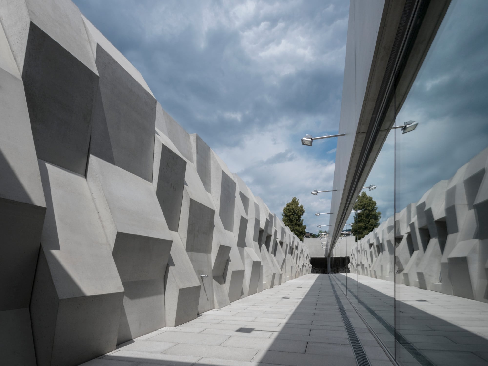 Das Duo Lang/Baumann gestaltete den schluchtartigen Erschließungsweg der Sportanlage an der Kantonsschule in Wettingen im Rahmen eines Kunst-am-Bau-Projekts.