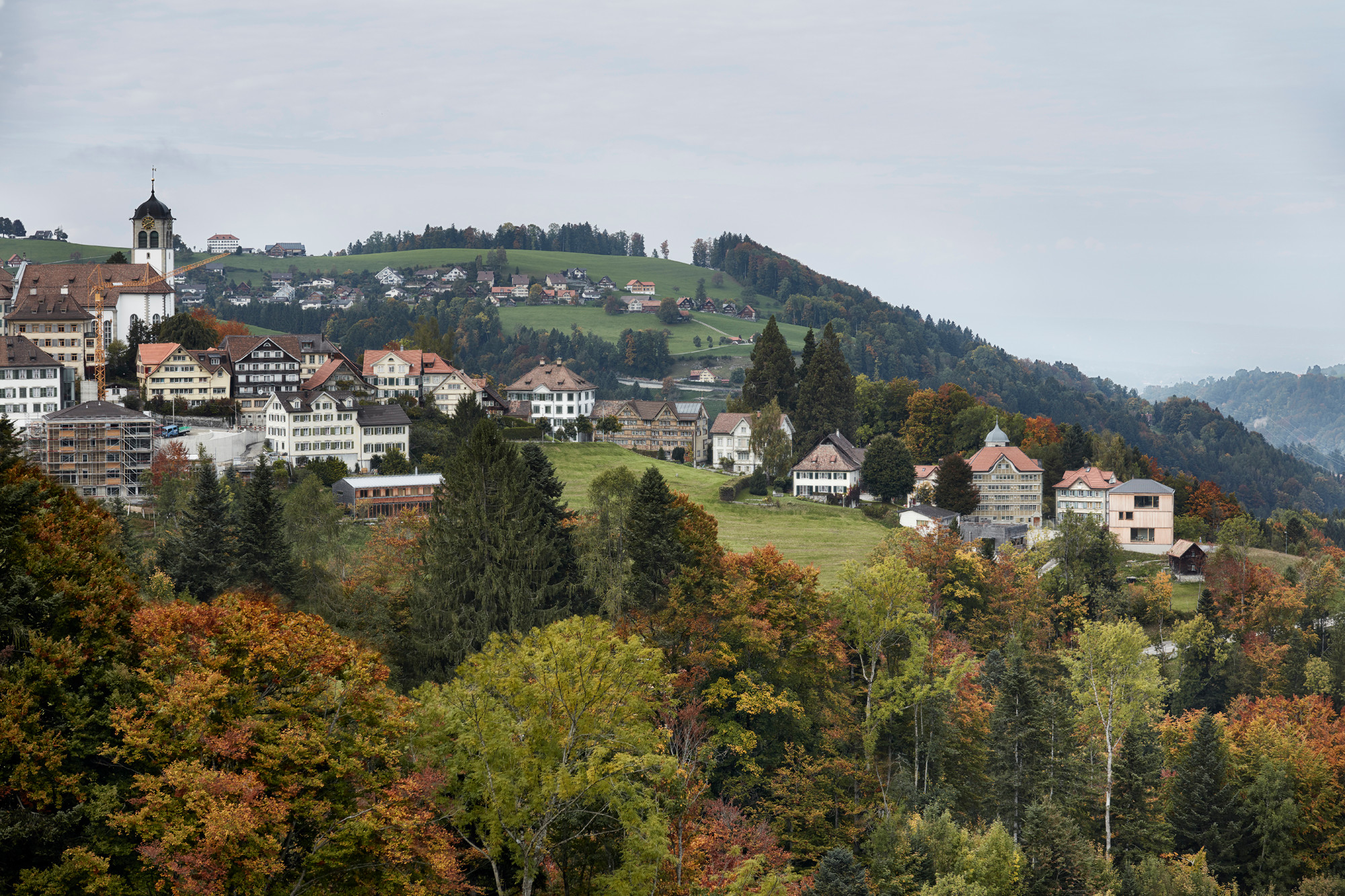 Am östlichen Siedlungsrand realisierte das Architekturbüro Bernardo Bader ein Zweifamilienhaus, das sich an der Architektur der Nachbarbebauung orientiert.