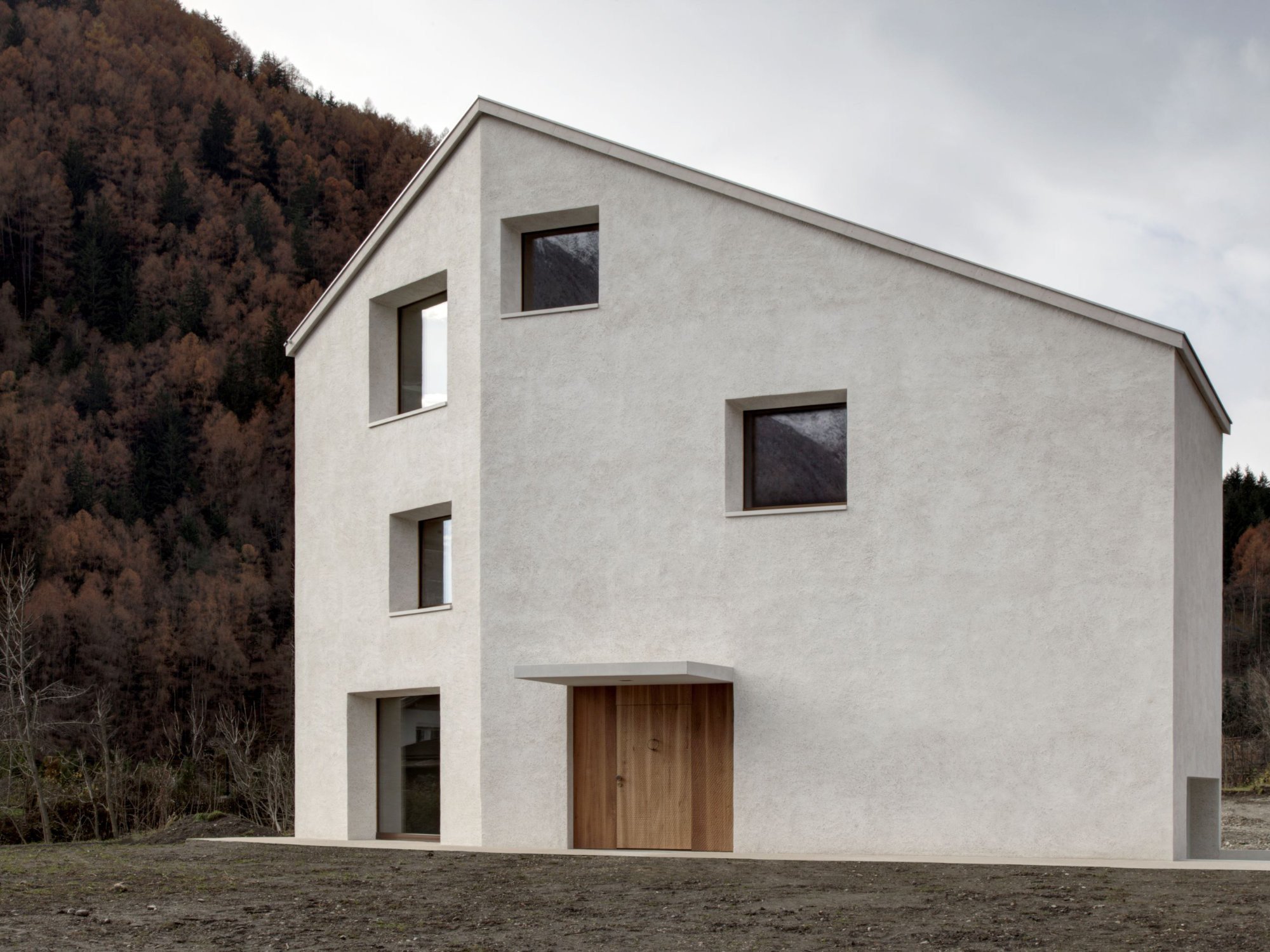Haus am Mühlbach in Südtirol | Geneigtes Dach | Wohnen ...