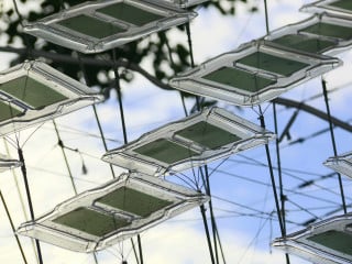 Solaren Energiegewinn und Verschattung produziert das futuristische Sonnensegel Solar Spline.