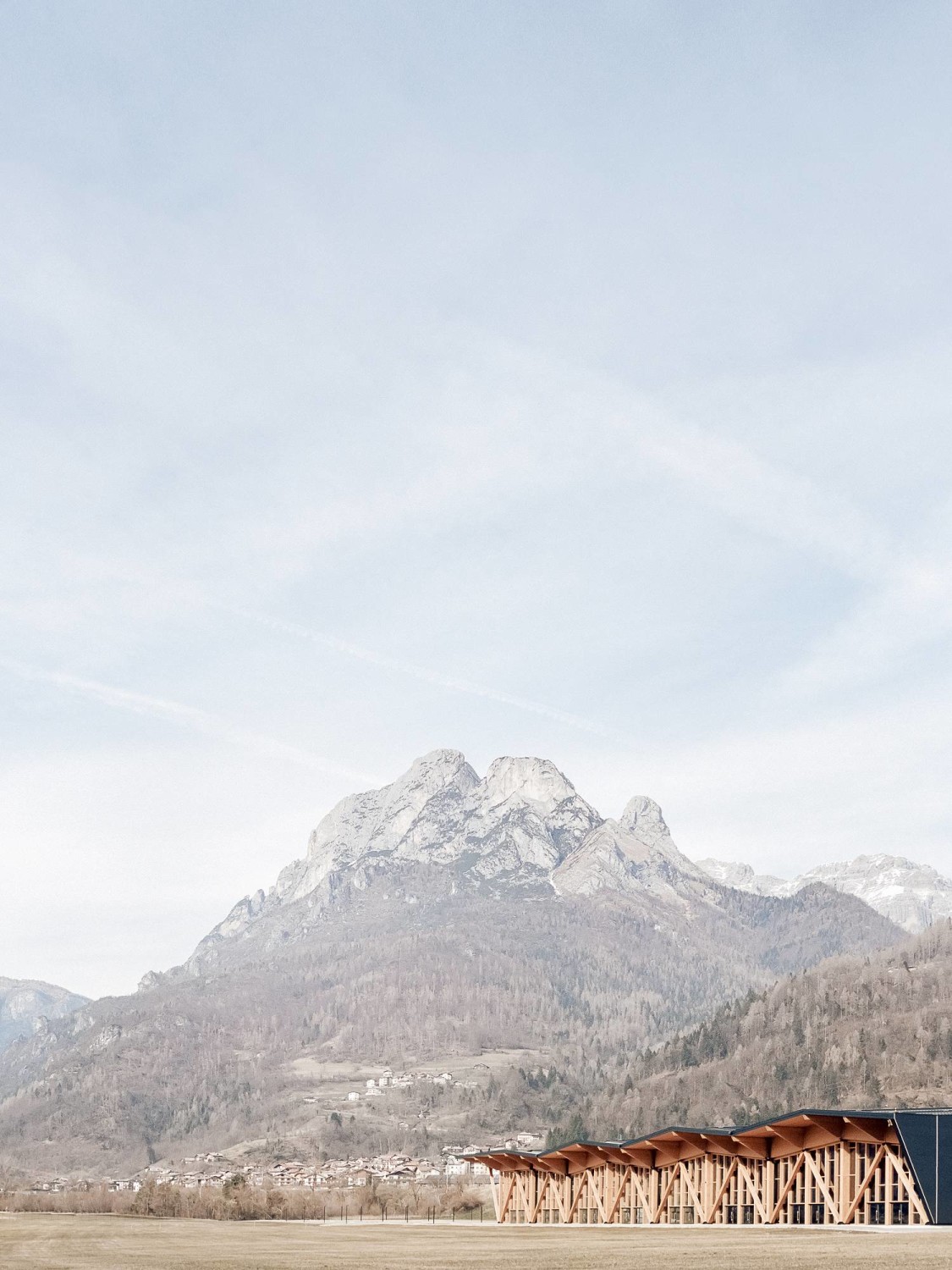Die Silhouette des Gebäudes harmoniert mit den Bergkämmen der Dolomiten.