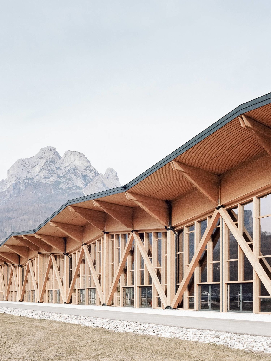 Inspiriert wurde das von den Büros Studio Botter und Studio Bressan geplante und realisierte Gebäude durch traditionelle regionale Holzbauten.