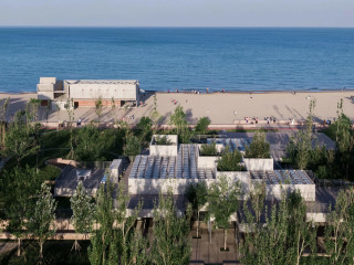 Beim Restaurant Y Sea im Stadtteil Beidahe greifen Architektur und Natur ineinander. Im Hintergrund am Strand ist die Bibliothek zu sehen, die ebenfalls von Vector Architects entworfen wurde.