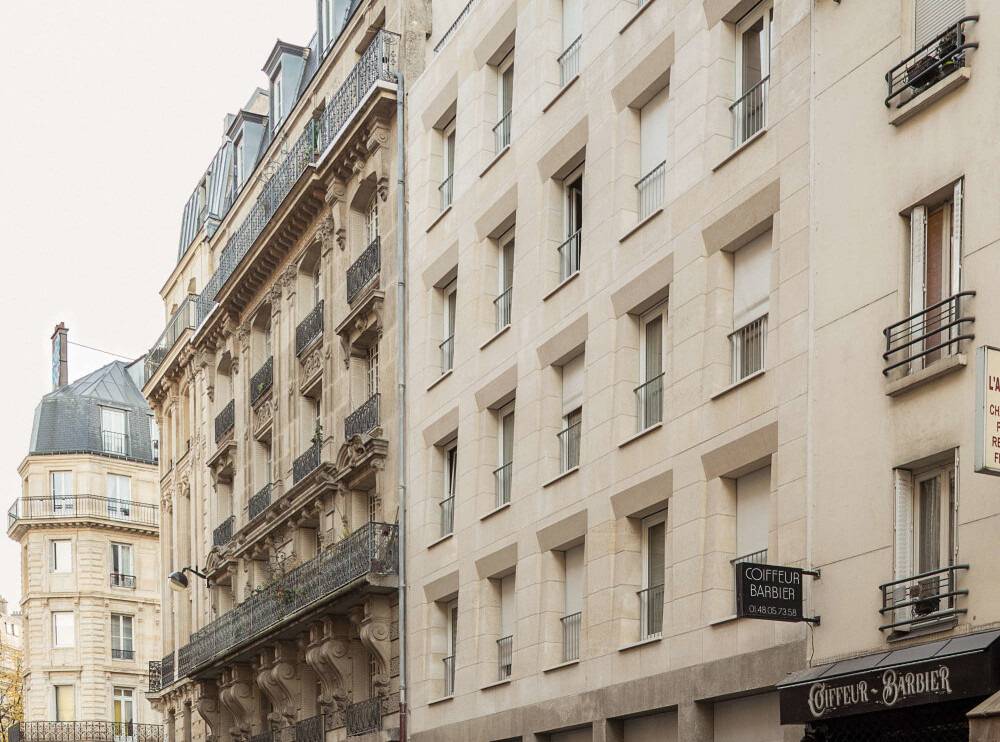 In Paris entstand nach Plänen von Barrault Pressacco ein sozialer Wohnungsbau mit Außenmauern aus tragendem Natursteinmauerwerk.
