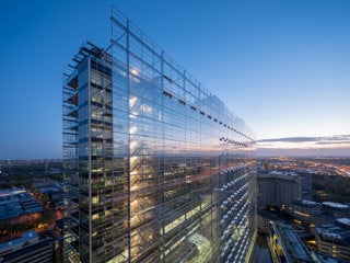 Eine besondere Landmarke in der holländischen Polderlandschaft ist das neue Dienstgebäude des Europäischen Patentamts in Rijkswijk bei Den Haag.