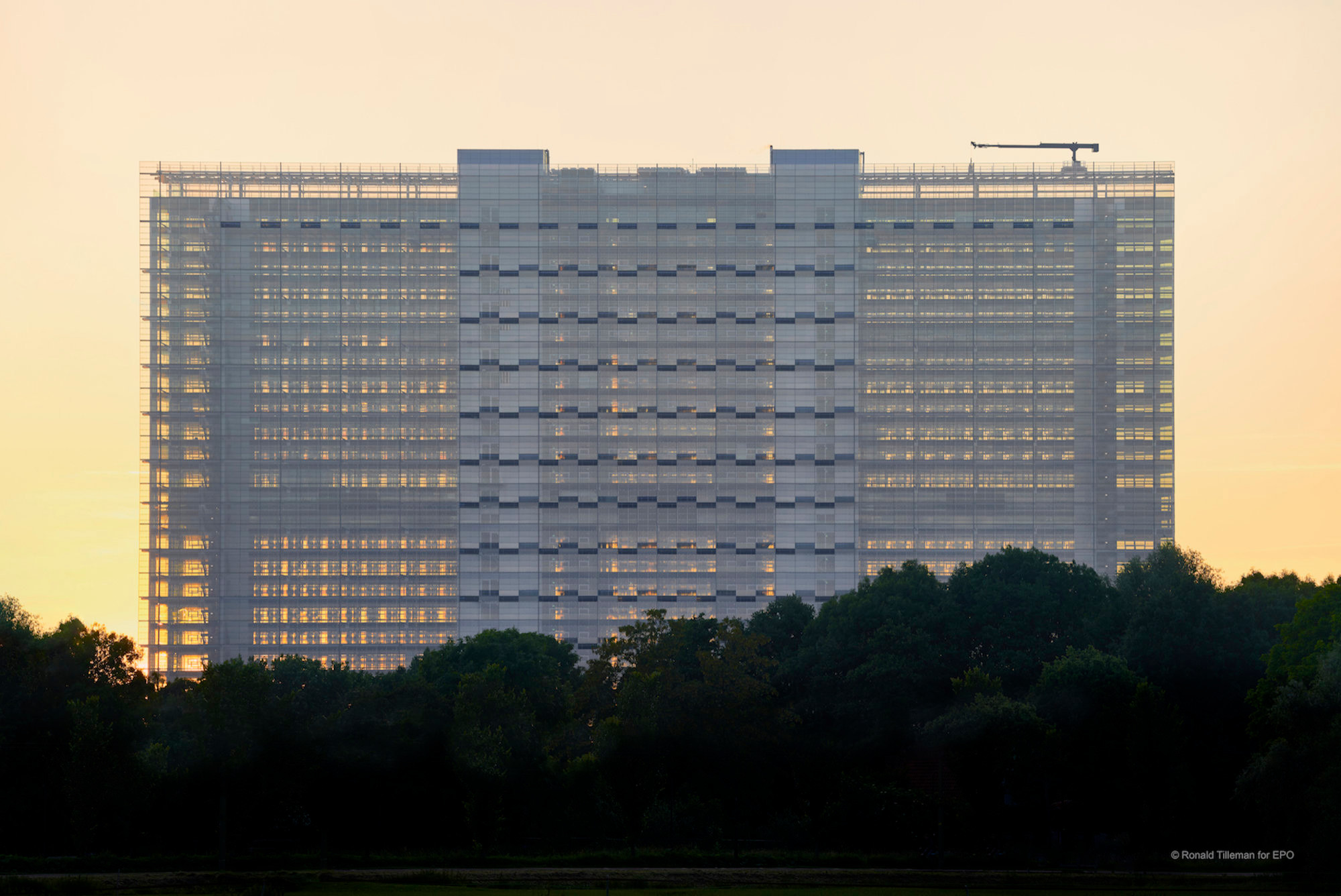 Geplant wurde der Bau mit einer hochreflektierende Doppelfassade aus Glas von Ateliers Jean Nouvel in Zusammenarbeit mit Dam & Partners Architecten.