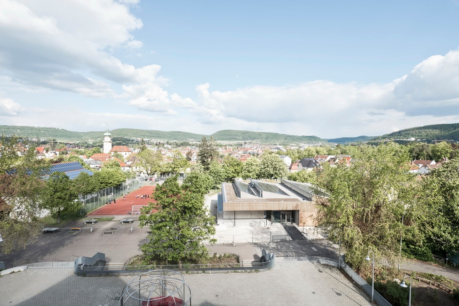 Der Neubau ergänzt das bestehende Ensemble mit dem markanten Bonatz-Bau aus dem Jahr 1912 (Blick aus dem Bestandsbau).