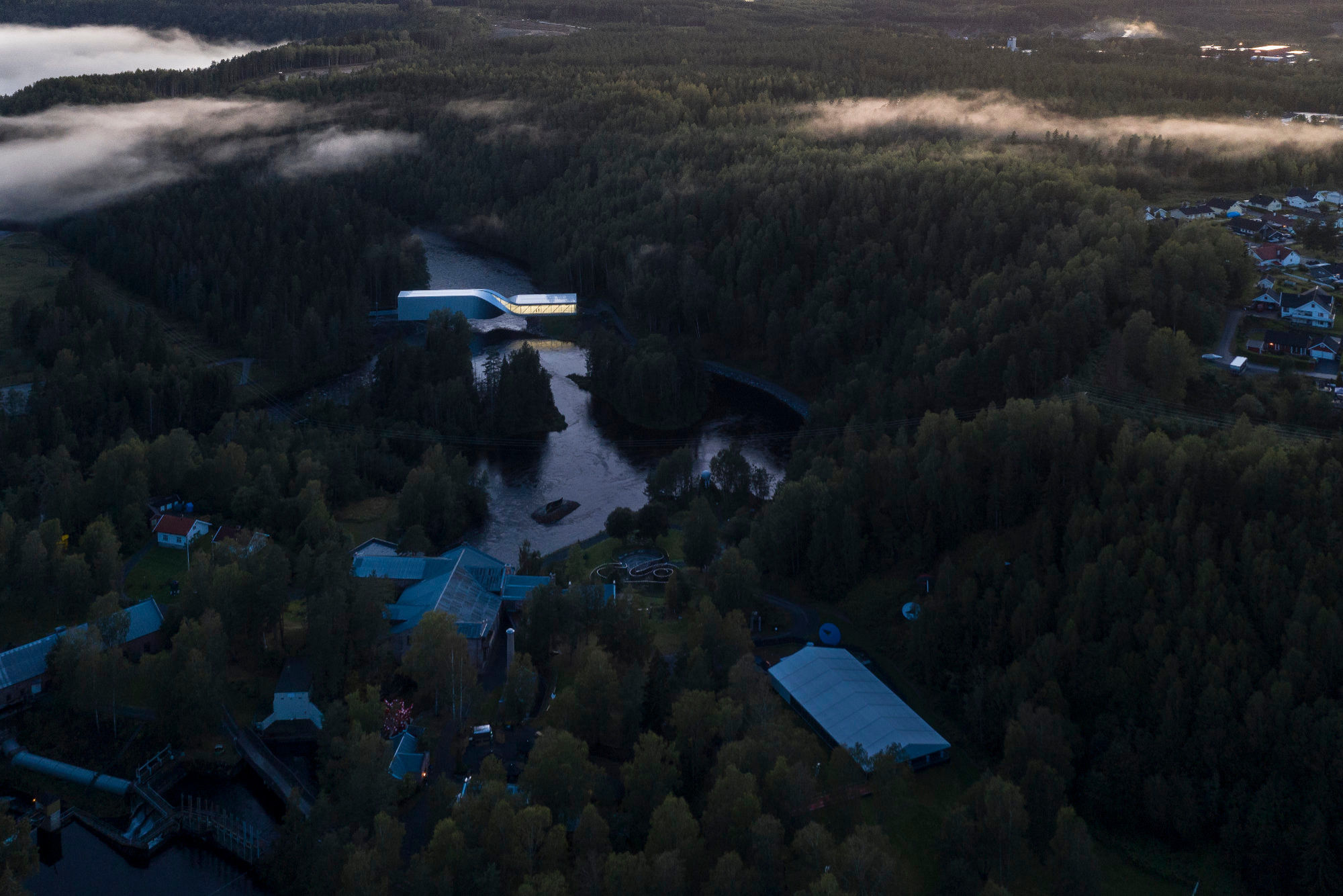 Auf dem Gelände einer ehemaligen Zellstofffabrik befindet sich das Museum Kistefos. Der Skulpturenpark existiert seit 1999 und erstreckt sich, mit einer historischen Mühle im Zentrum, beiderseits des Flusses Randselva.