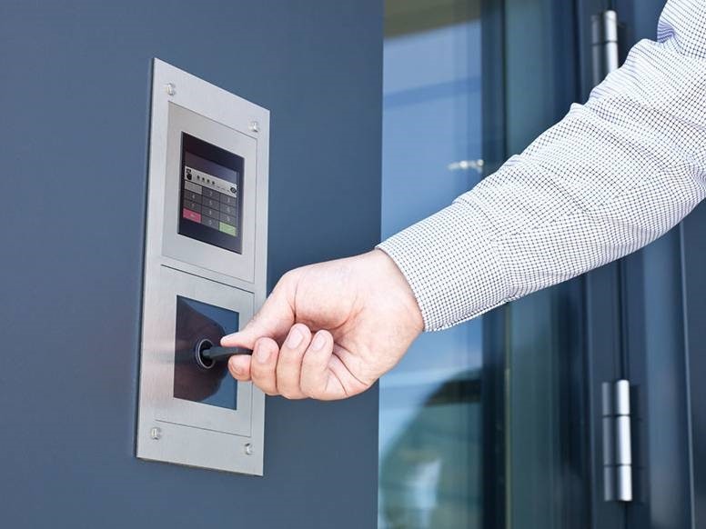 Eine elektronische Schließanlage an, die insbesondere für die Zutrittsorganisation komplexer Anlagenstätten in Frage kommt, hat Winkhaus BlueSmart im Portfolio.